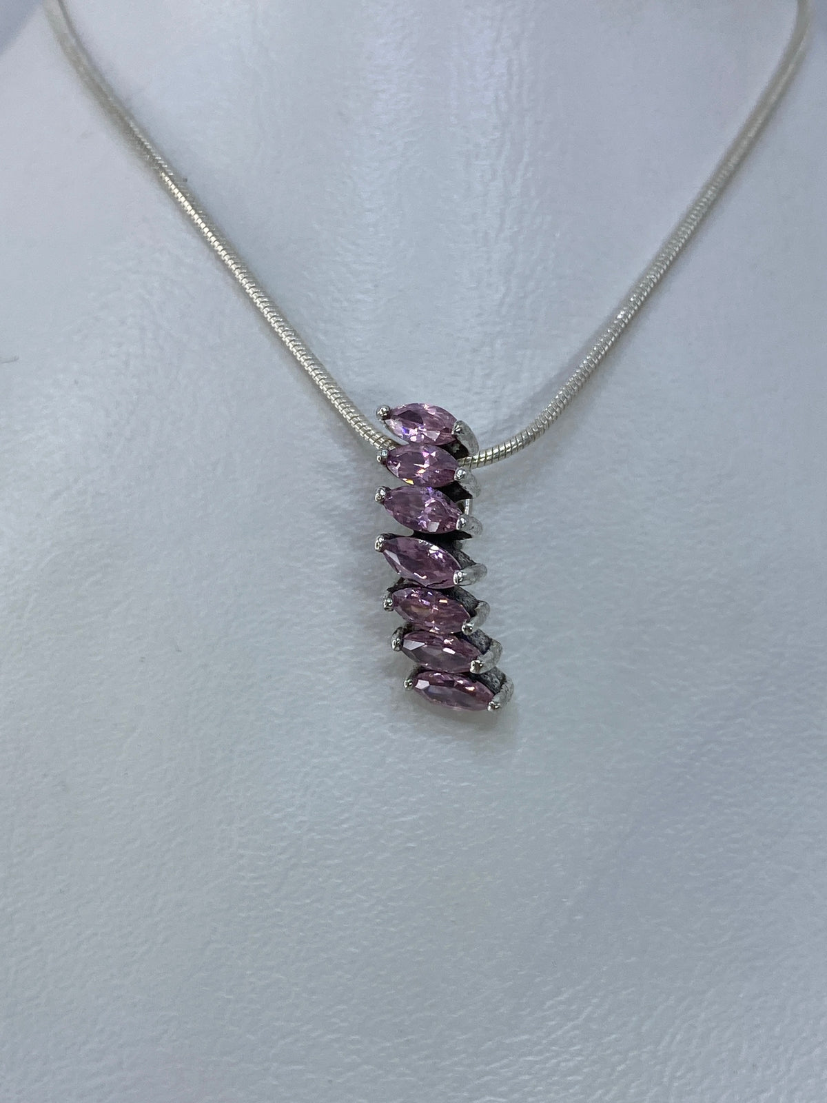 Dije de plata 925 con circonia rosa sobre cadena de serpiente