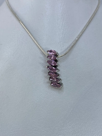 Dije de plata 925 con circonia rosa sobre cadena de serpiente