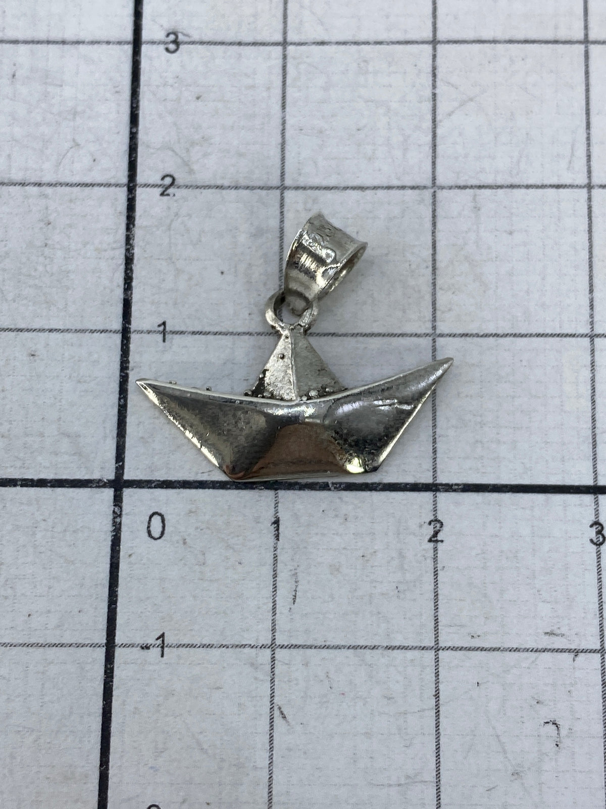 Reverso del dije de barquito de plata 925 de Taxco con acabado pulido