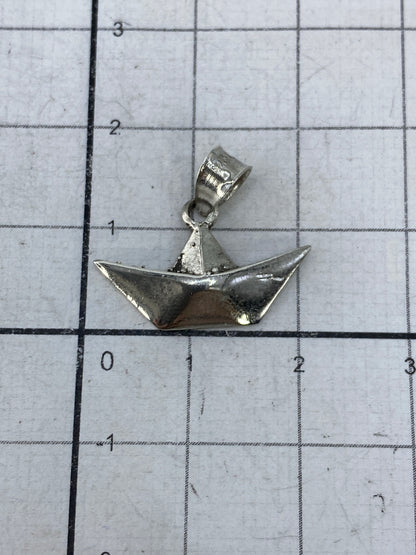 Reverso del dije de barquito de plata 925 de Taxco con acabado pulido