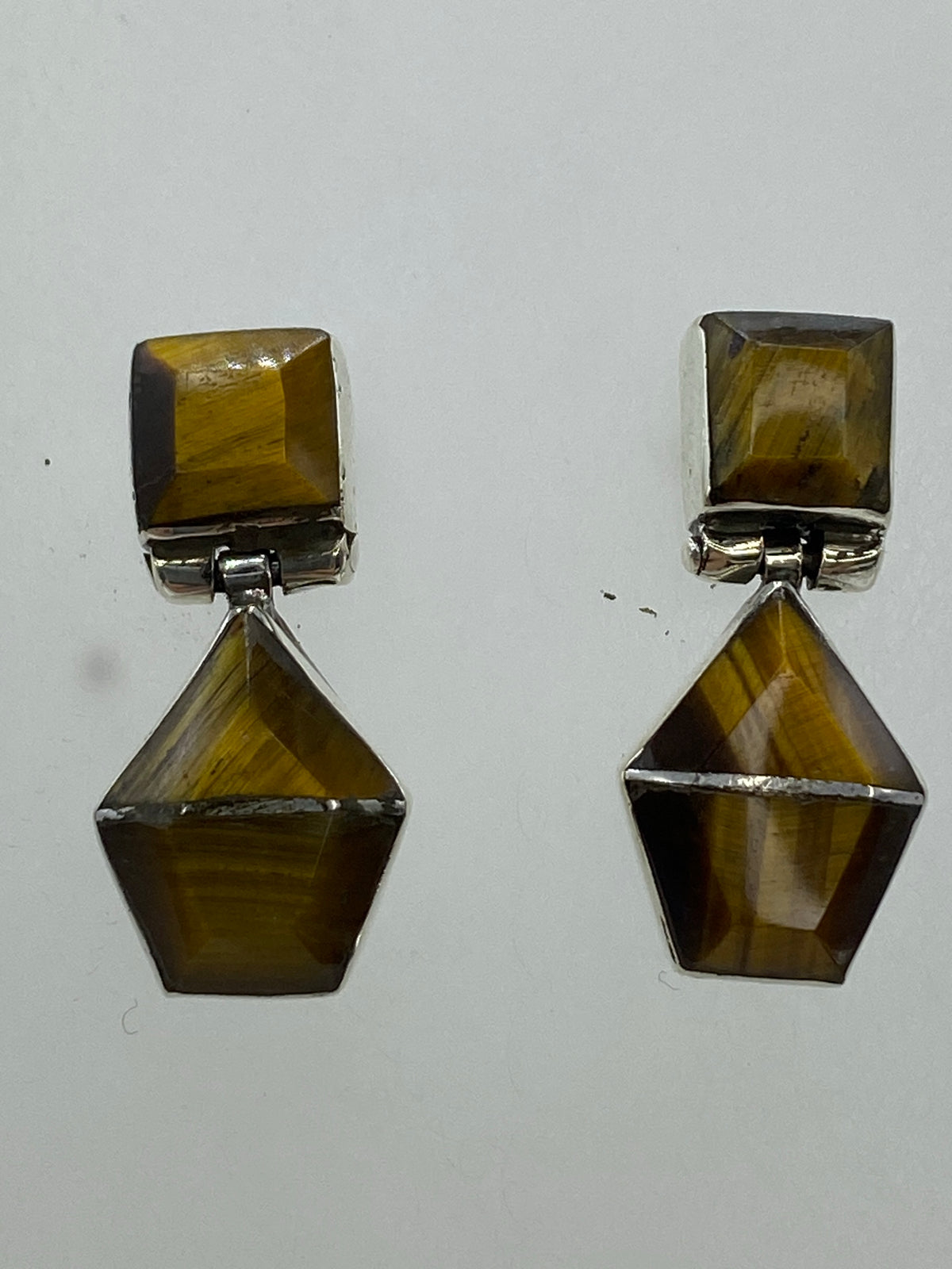 Aretes de plata con línea de luz visible en cada Ojo de Gato (efecto chatoyancia)