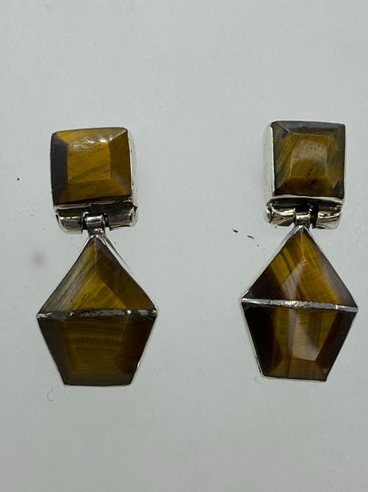 Aretes de plata con línea de luz visible en cada Ojo de Gato (efecto chatoyancia)