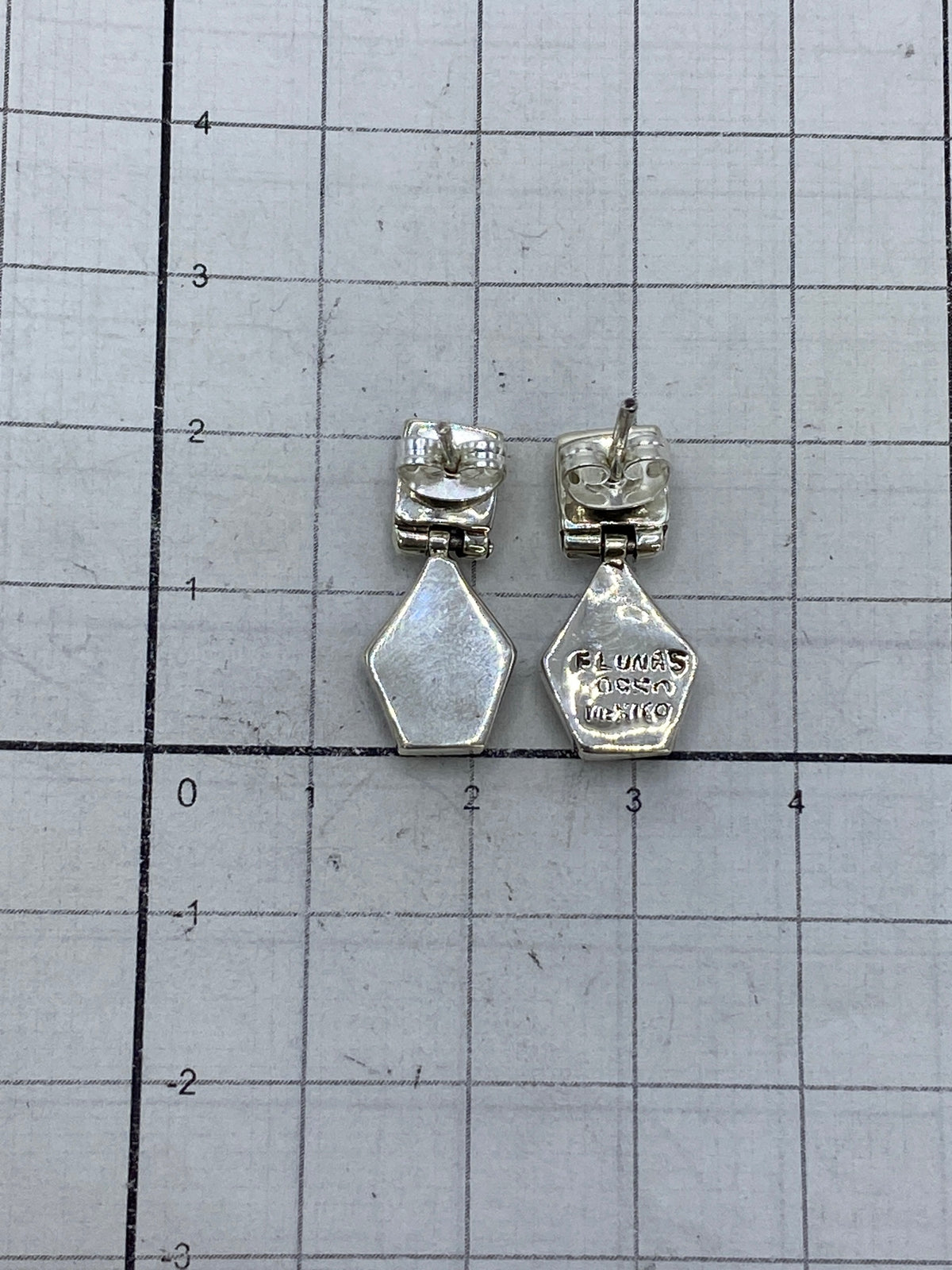Aretes listos para llevar, vistos desde arriba, mostrando tamaño (2.1 cm) y peso (3.41 g)