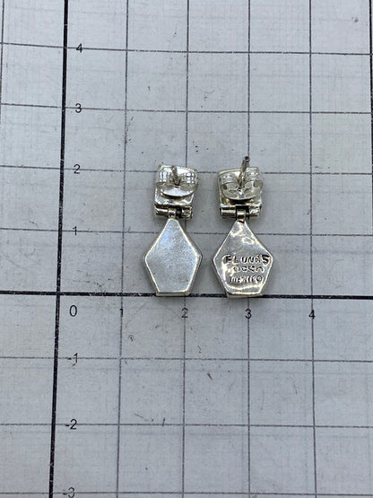 Aretes listos para llevar, vistos desde arriba, mostrando tamaño (2.1 cm) y peso (3.41 g)