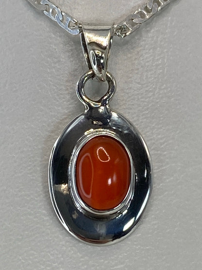 Detalle del engaste a mano de la piedra naranja en plata 925