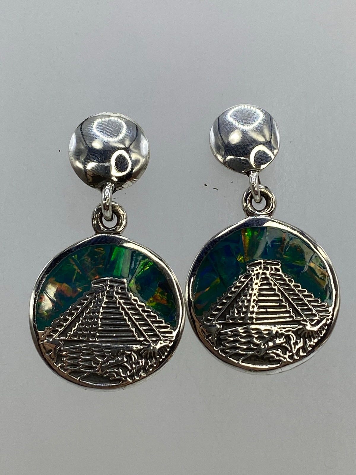 Aretes de plata 950 con opalo de Fuego multicolor y diseno de piramide de Chichen Itza