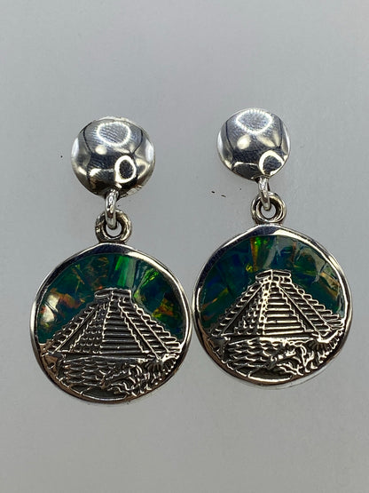 Aretes de plata 950 con opalo de Fuego multicolor y diseno de piramide de Chichen Itza