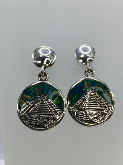Par de aretes con incrustacion de opalo de Fuego en relieve prehispanico