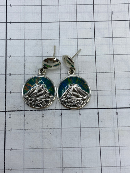 Aretes sobre balanza mostrando el peso y autenticidad de plata 950