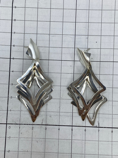 Aretes en báscula mostrando peso de 7.41 gramos el par