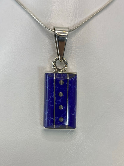 Vista frontal del dije rectangular de 3.7 cm con piedra azul y líneas de filigrana