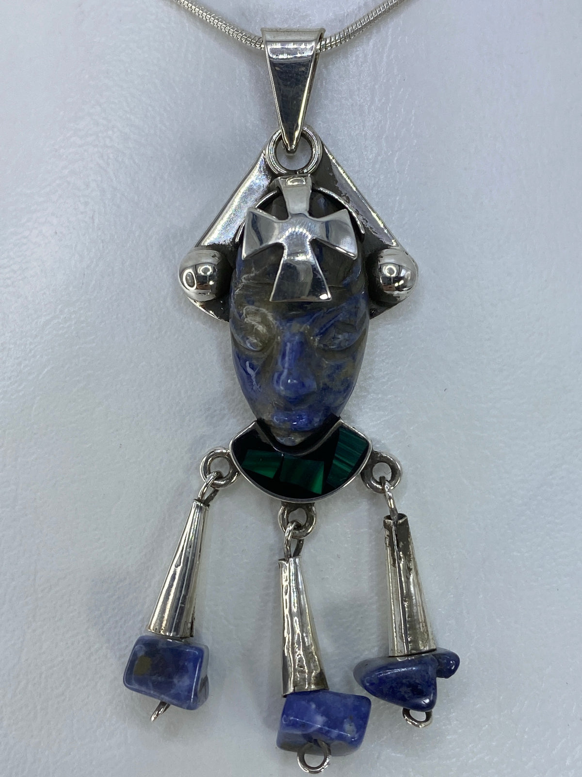 Reverso del dije mostrando el sello México 925 y el trabajo artesanal de la plata