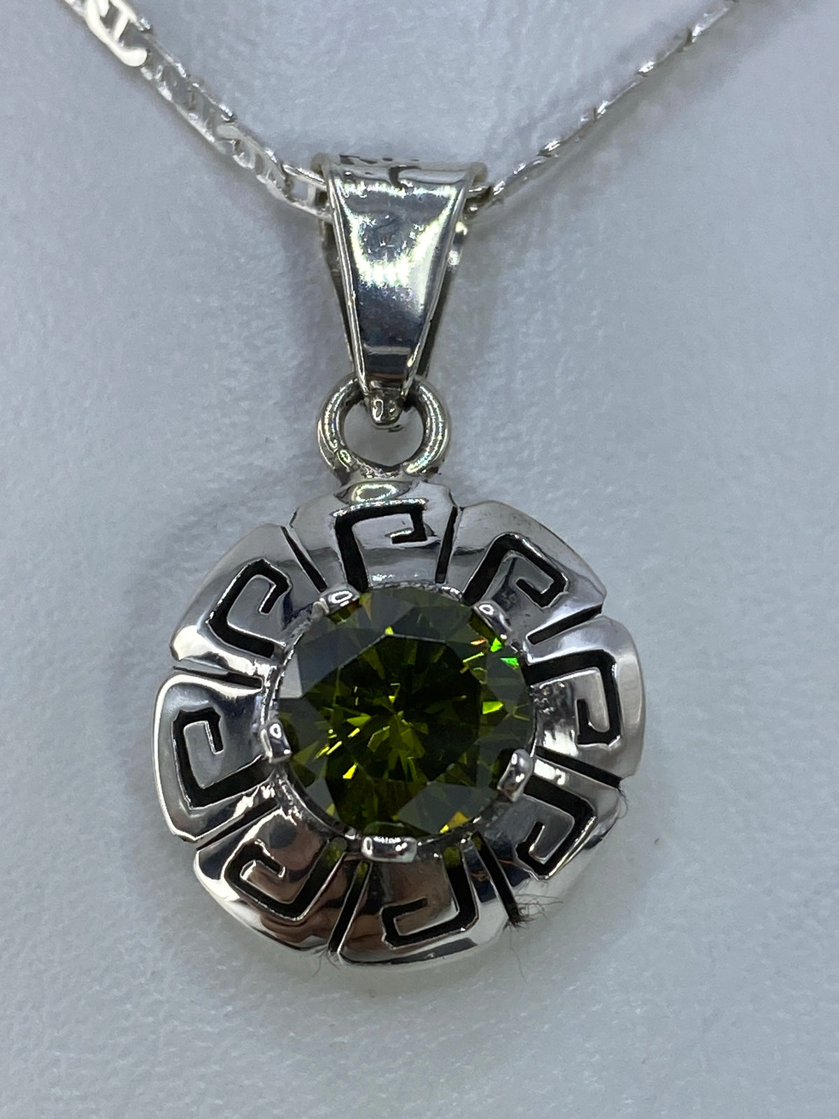 Dije de plata 925 con circonia verde olivo, diseño geométrico de Taxco colgando de cadena