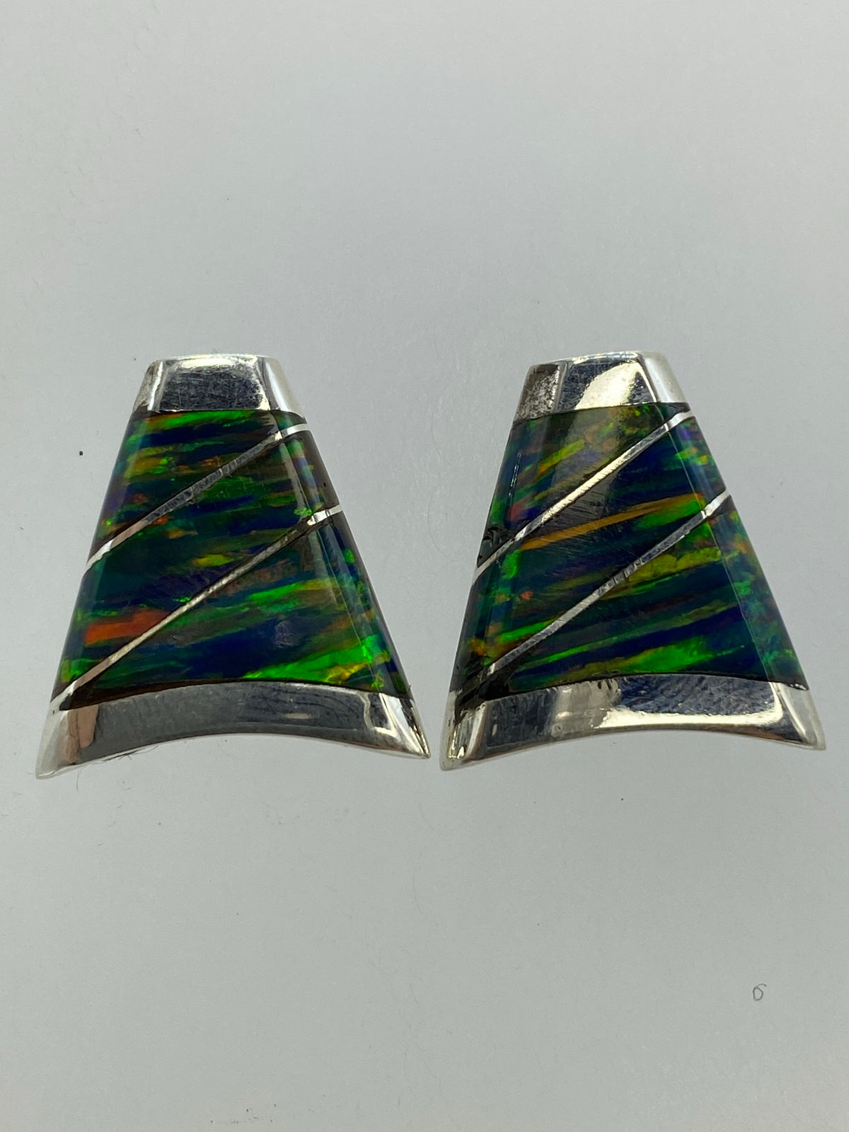 Par de aretes de plata 950 con ópalo de fuego multicolor en diseño escultórico trapezoidal