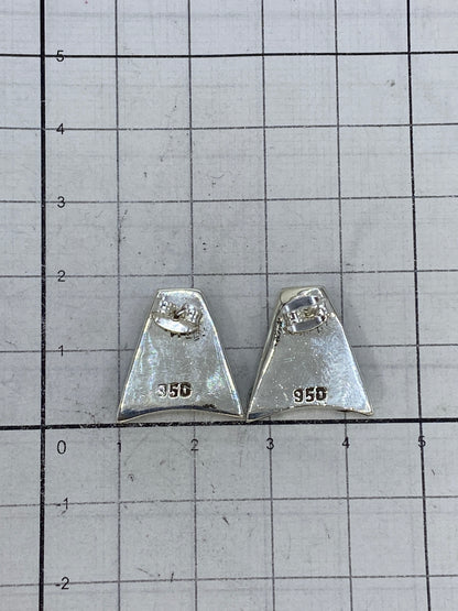 Aretes de frente mostrando la forma voluminosa y la profundidad del ópalo de fuego