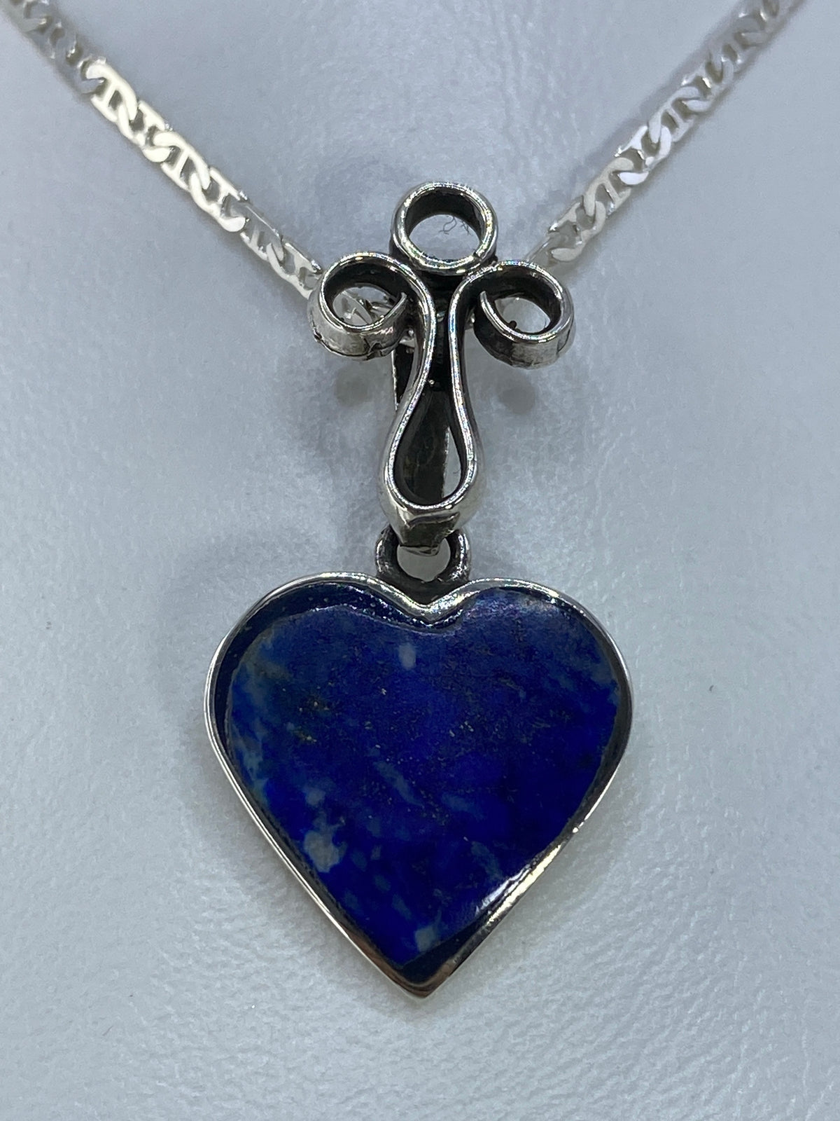 Dije corazón de plata 925 con cruz de tres esferas y piedra azul engastada