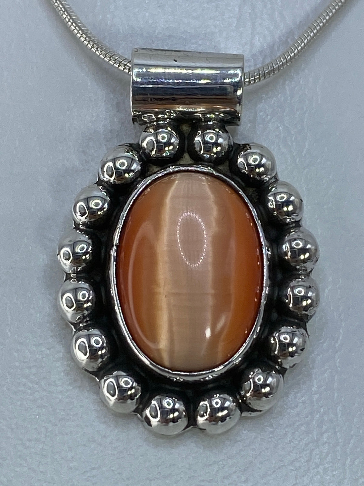 Detalle del engaste de piedra a mano en plata, visto desde el reverso con marca del Quinto 925