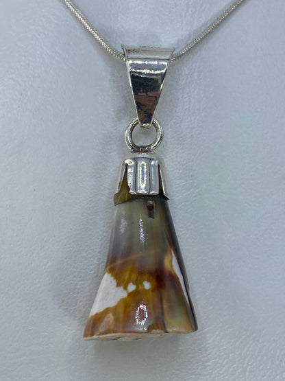 Dije de plata 925 en forma de campana minimalista, colgando de cadena de serpentina
