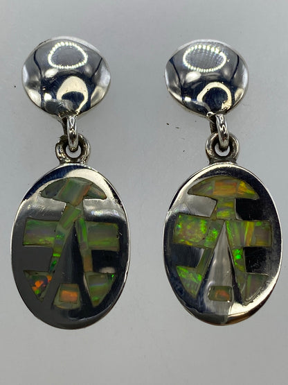 Los dos aretes juntos sobre fondo blanco, miden 3.3 cm de largo