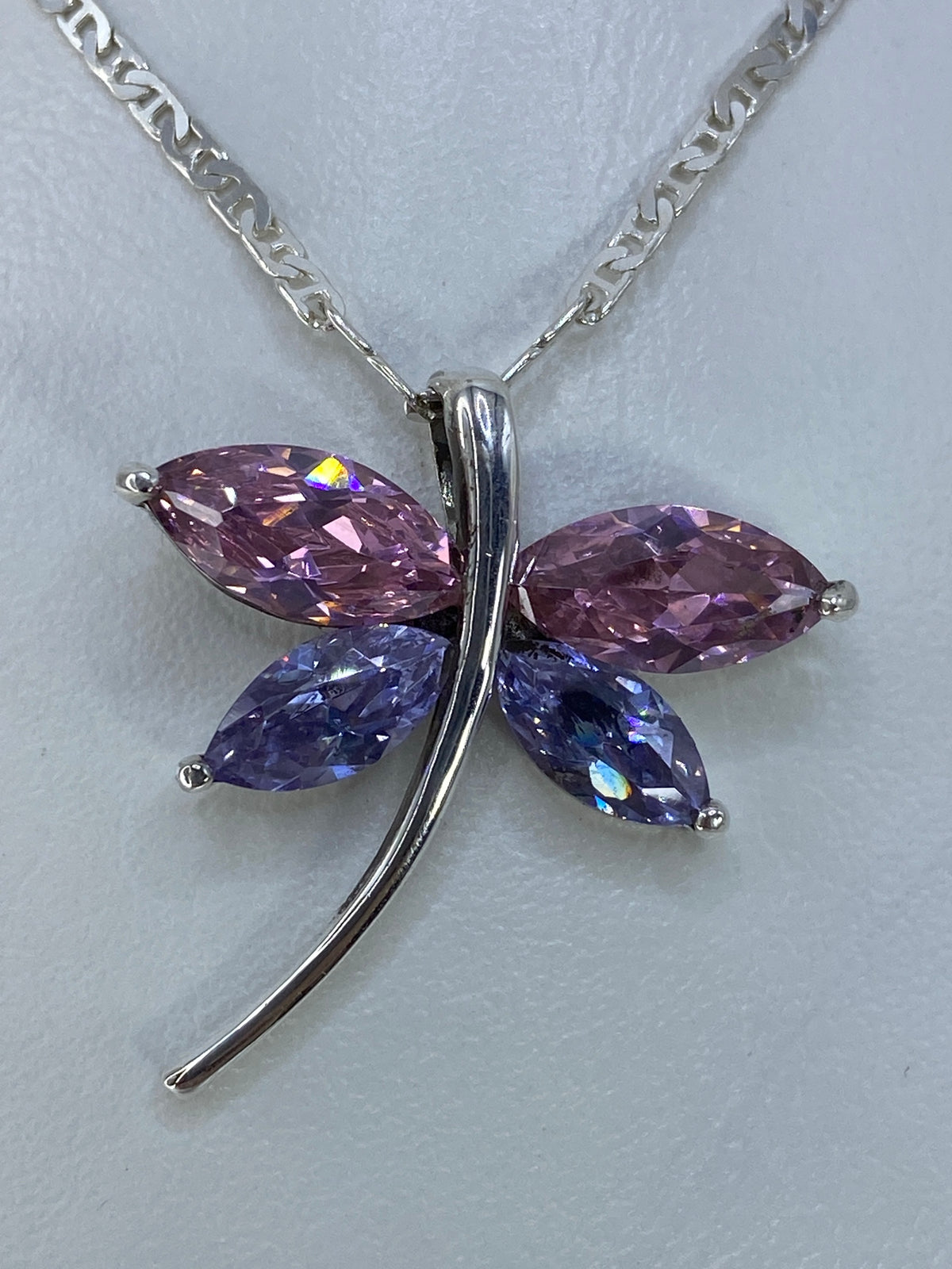 Dije libélula de plata 925 con circonia rosa y morada, vista frontal