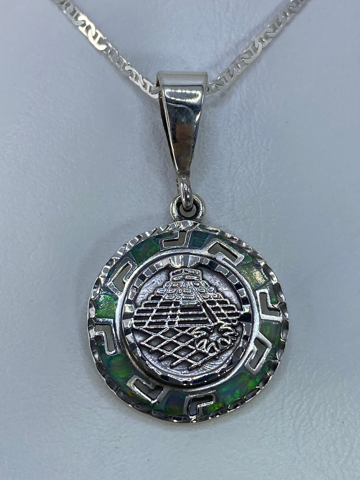 Dije Calendario Azteca de plata 950 con ópalo de fuego verde olivo en cadena de plata