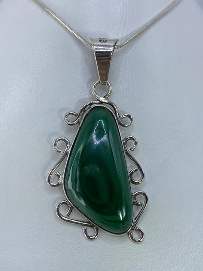 Detalle del engaste de la piedra verde en plata pulida