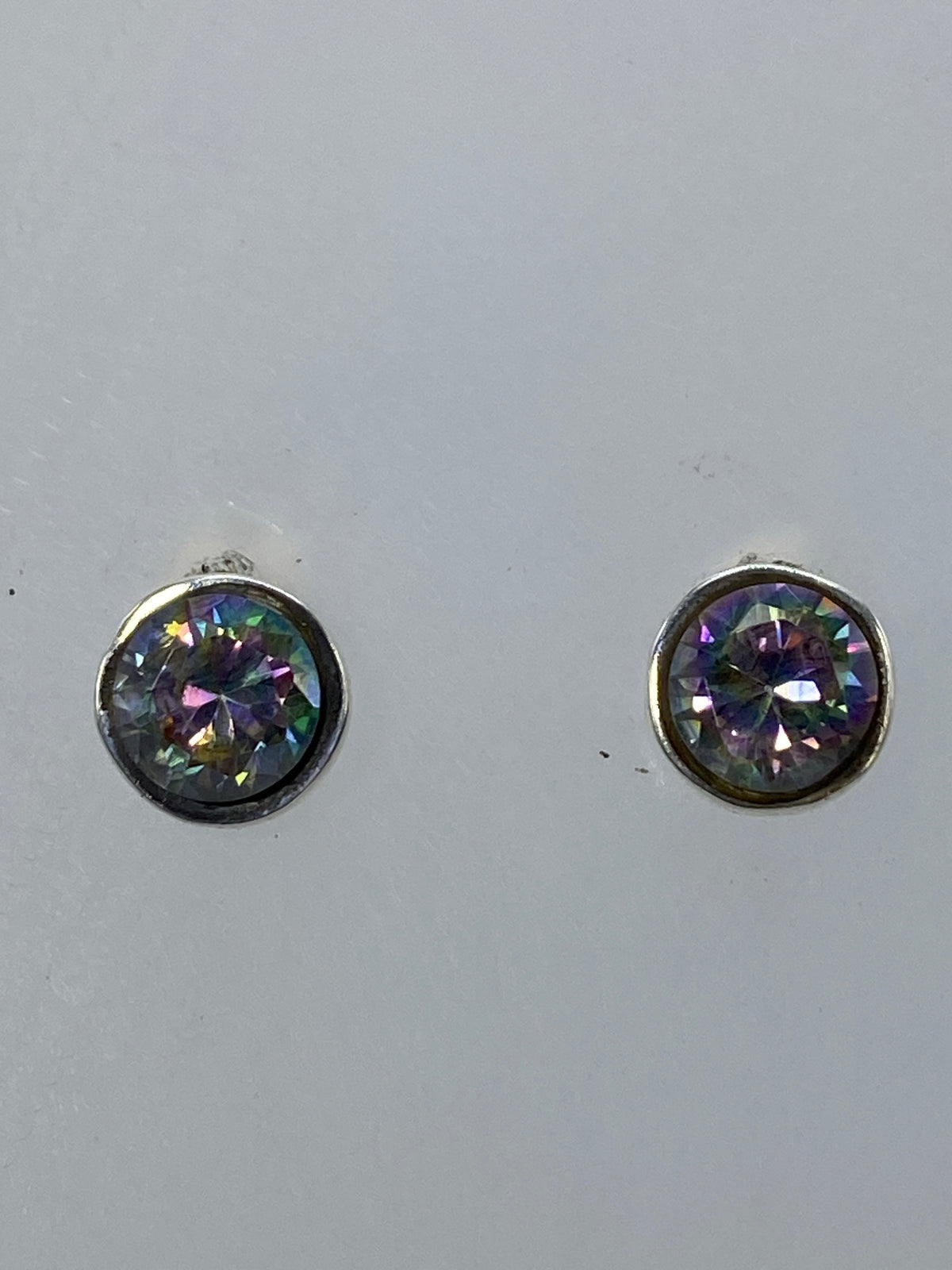 Par de aretes de plata 950 con circonia multicolor, mostrando destellos de fuego refractado
