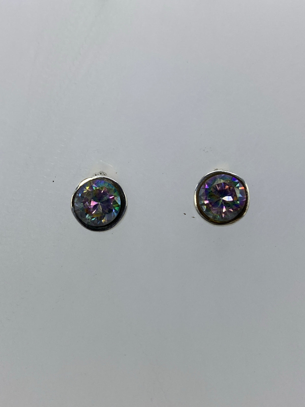 Detalle frontal de los aretes con la circonia brillante y el engaste de plata