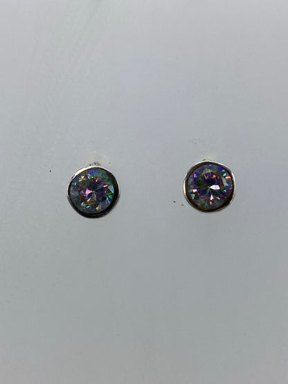 Detalle frontal de los aretes con la circonia brillante y el engaste de plata