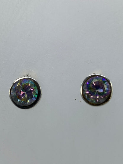 Aretes colgando, capturando la luz con tonos azul, púrpura y verde