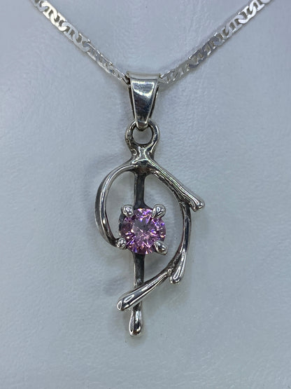 Dije de plata con circonia rosa engastada, colgado de una cadena de plata 925