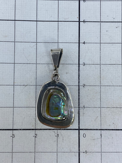 Reverso del dije de plata mostrando el Quinto 925 y el engaste artesanal