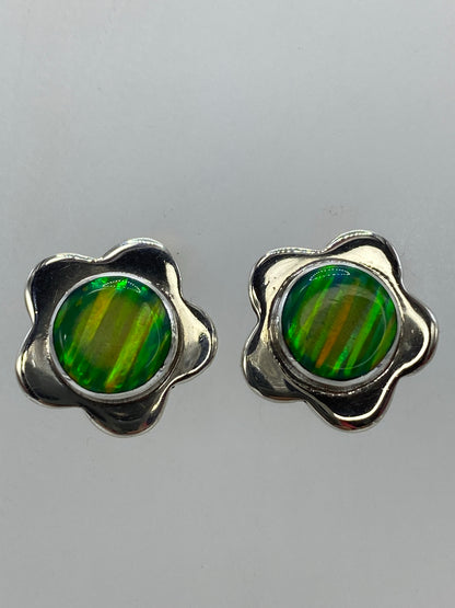 Par de aretes de plata 950 con ópalo de fuego multicolor, engaste a mano en botón