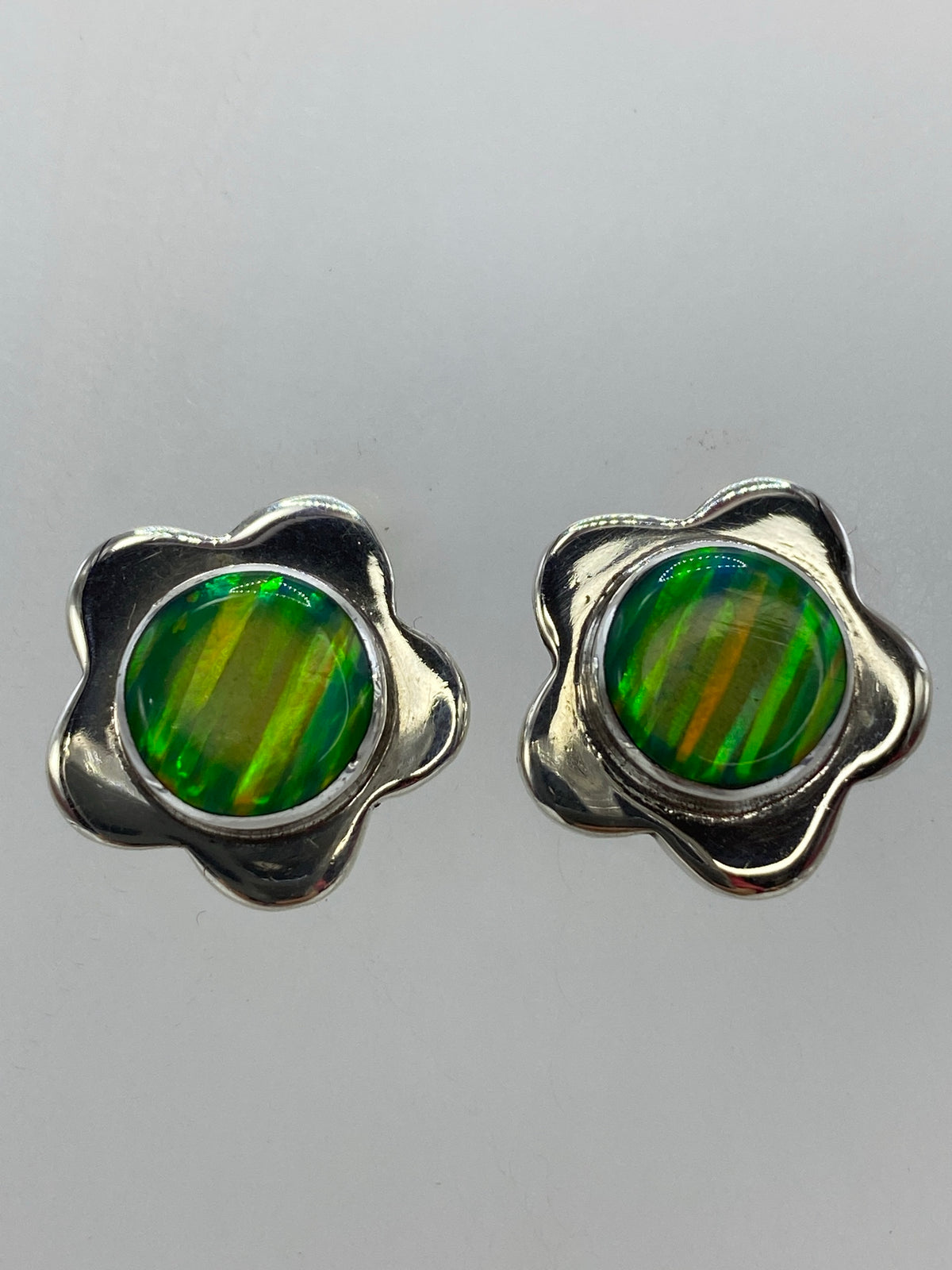 Reverso de los aretes mostrando el sello de Quinto 950 de Taxco