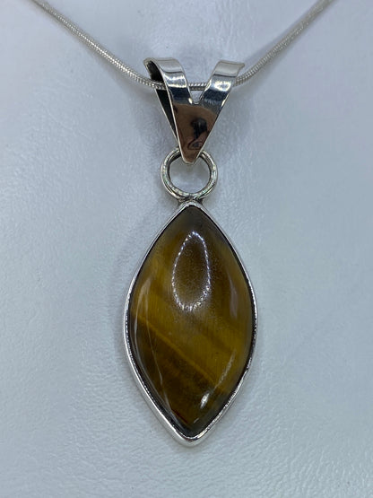 Dije ovalado de plata 925 con Ojo de Tigre café, engastado con aro de plata, sobre cadena serpentina plateada