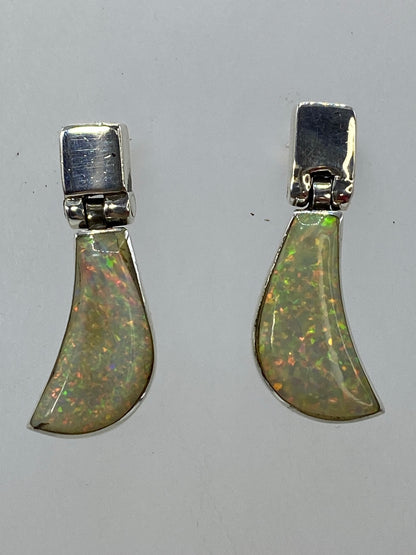Par de aretes de plata con ópalo de fuego multicolor en tonos verdes, naranjas y rojos