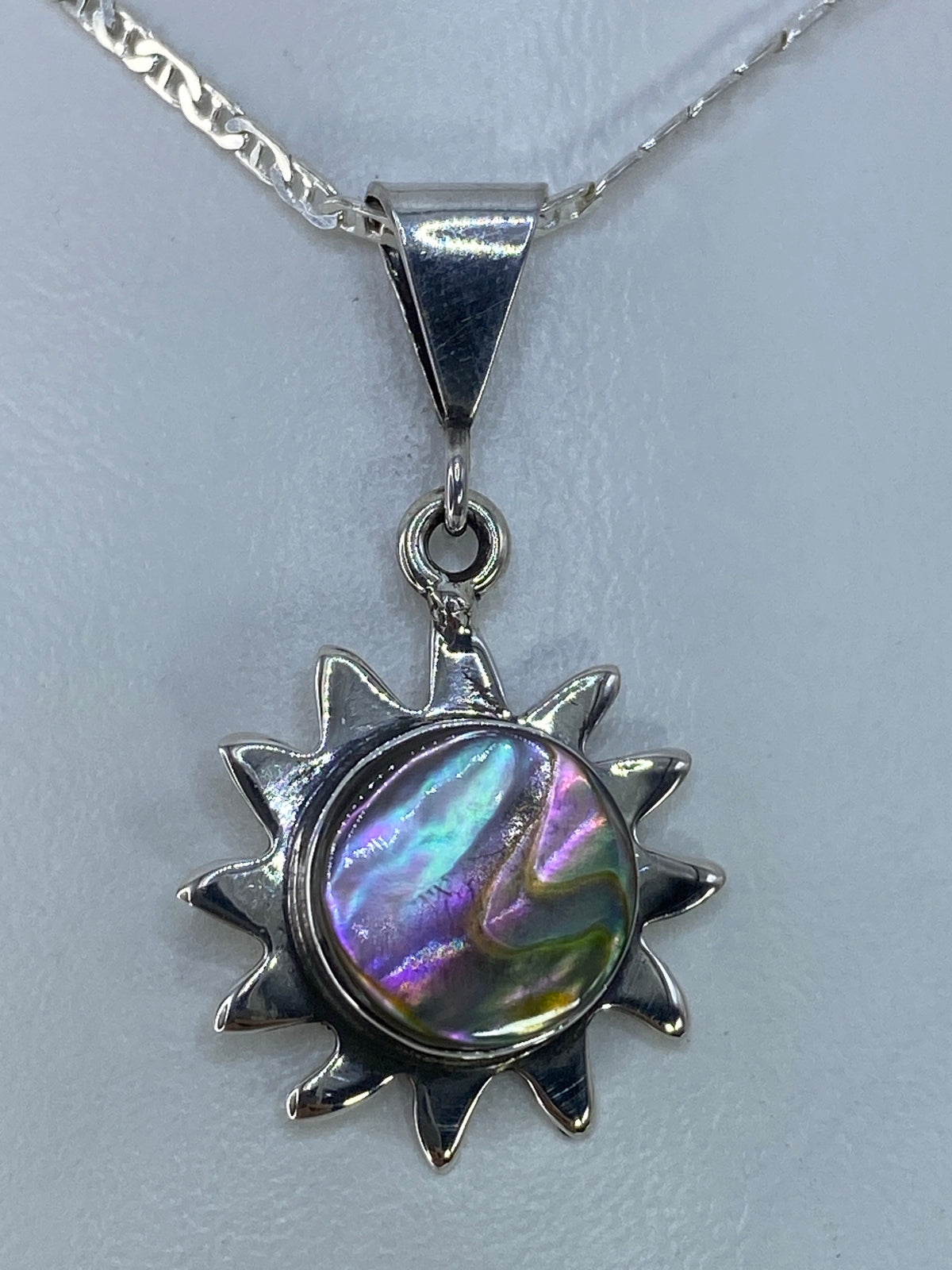 Dije sol de plata con piedra multicolor iridiscente en forma radiante