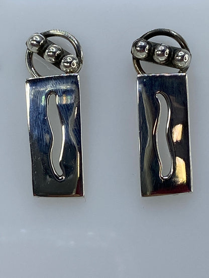Par de aretes de plata cartoneado minimalista, rectangulares con curva, en color gris plateado