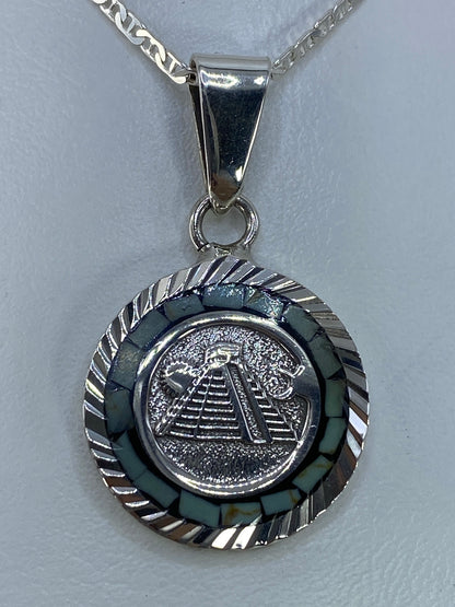 Dije de plata 925 con pirámide del Kukulkán en relieve, incrustación de piedra, motivo prehispánico