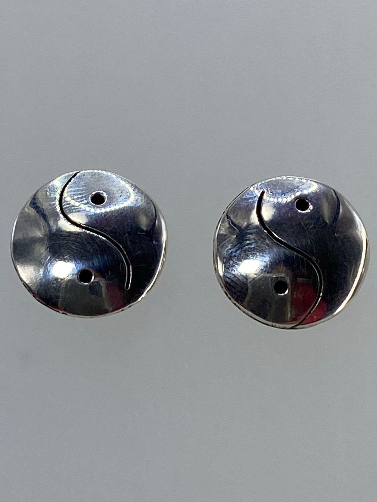 Par de aretes Yin Yang en plata 925 calado, diseño minimalista con líneas curvas precisas