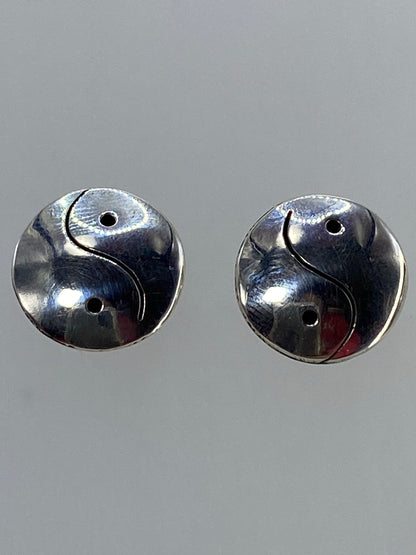 Par de aretes Yin Yang en plata 925 calado, diseño minimalista con líneas curvas precisas