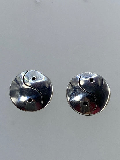 Detalle del calado de Taxco en aretes Yin Yang mostrando el corte preciso de sierra de joyero