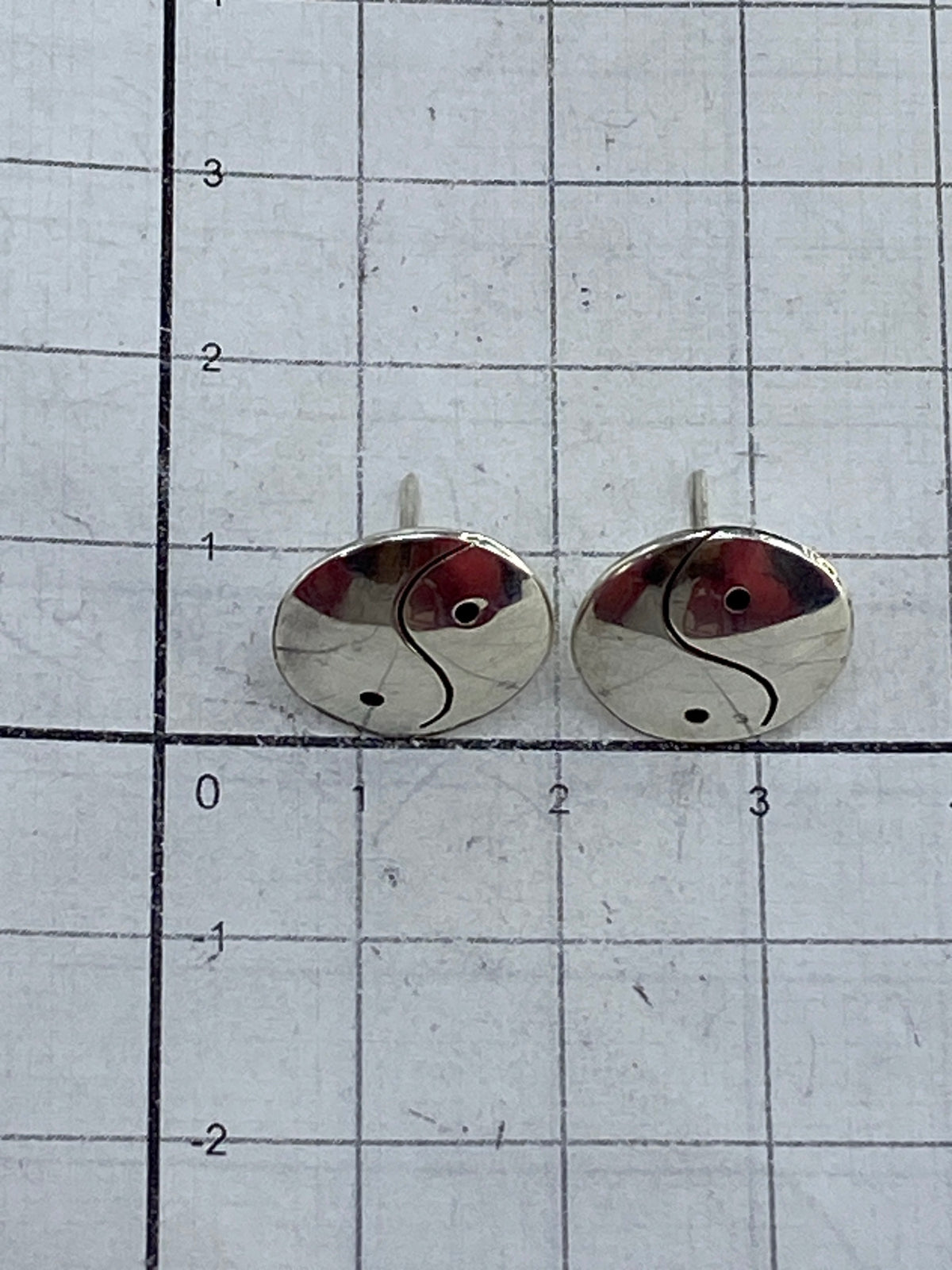 Reverso de los aretes Yin Yang en plata 925 mostrando el cierre de poste con mariposa