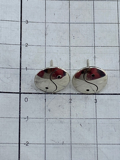 Reverso de los aretes Yin Yang en plata 925 mostrando el cierre de poste con mariposa