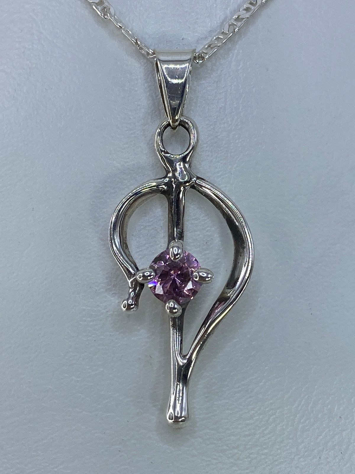 Dije gota de plata 925 con circonia rosa brillante engastada en el centro