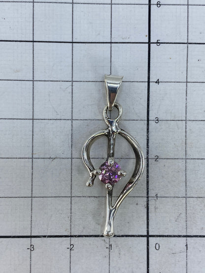 Dije de 4.1 cm sobre superficie blanca para mostrar escala real