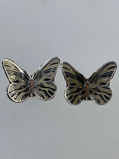 Par de aretes de plata 925 con diseño de mariposa con alas detalladas y texturizadas