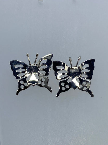 Aretes de plata 925 calados, mostrando el patrón geométrico de las alas