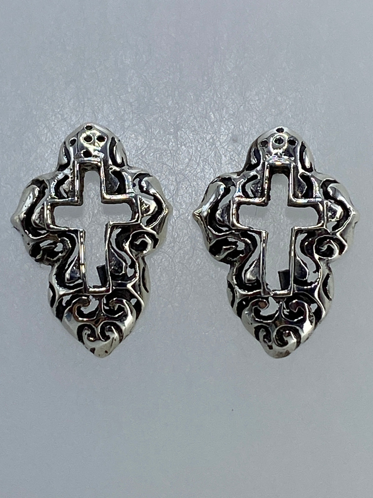 Par de aretes de plata 925 con cruz religiosa calada en estilo ornamental