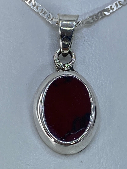 Detalle del coral rojo en engaste de plata 925